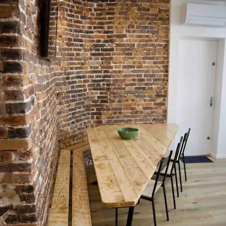 Another Brick In The In Sleeps 9 Apartment *
