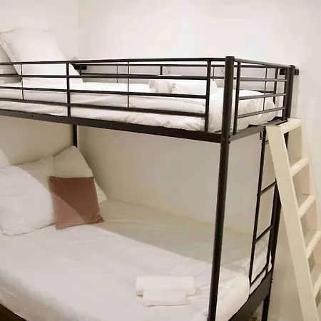 Another Brick In The In Sleeps 9 * Paris