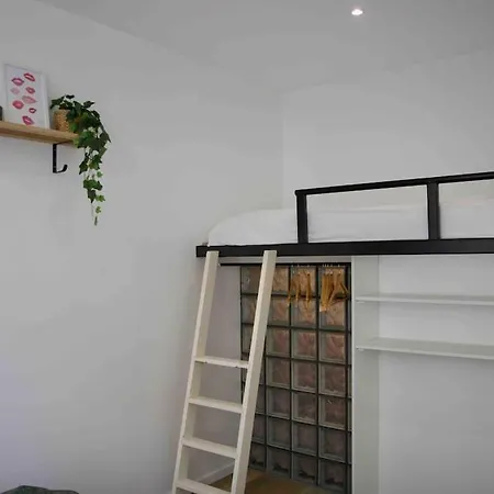 Another Brick In The In Sleeps 9 Paris